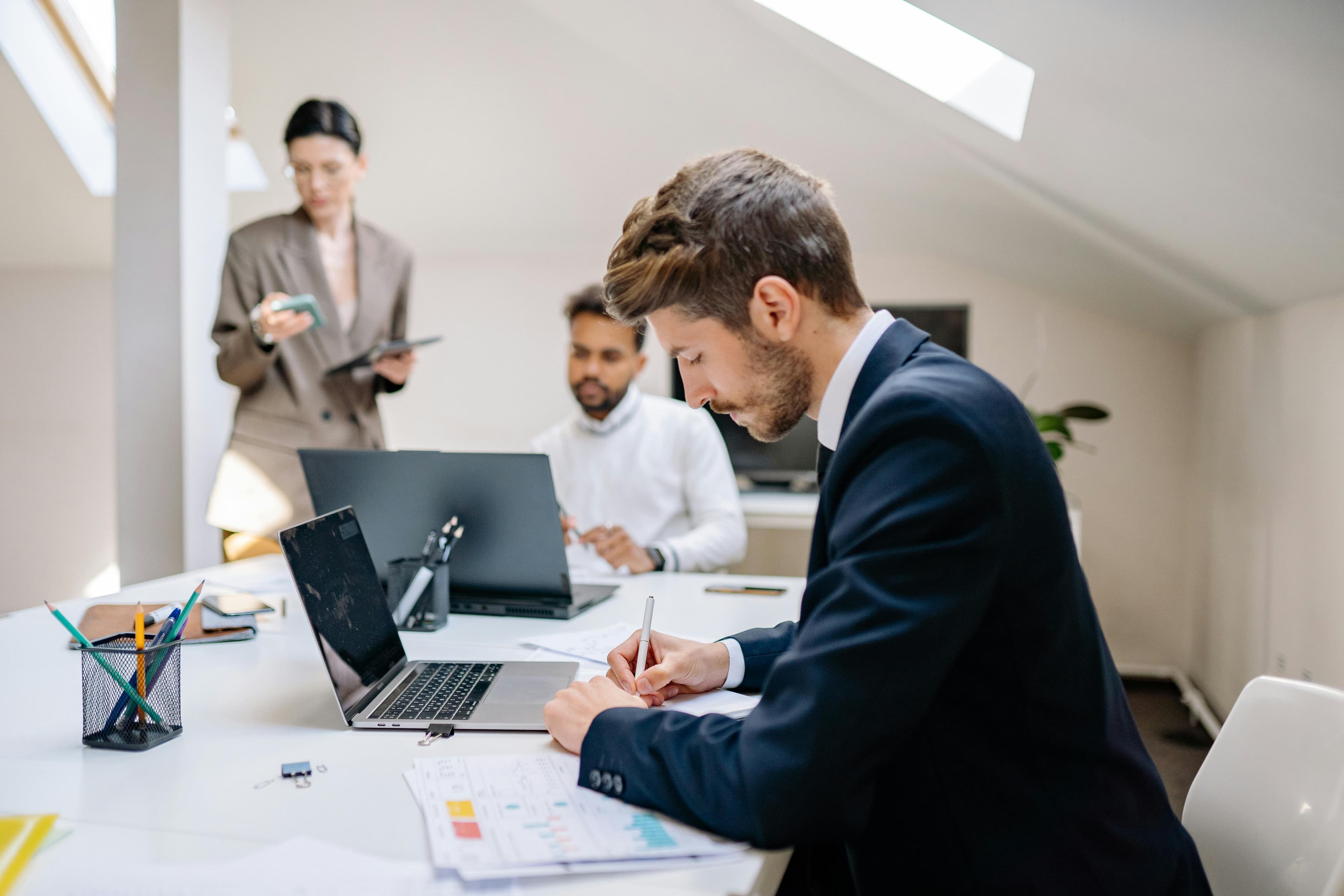 people-in-business-meetieng-with-laptops